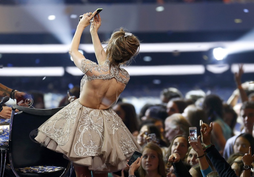 Judge Jennifer Lopez takes a selfie during the American Idol XIII 2014 Finale in Los Angeles, California May 21, 2014.u00c2u00a0u00e2u20acu201du00c2u00a0Reuters pic