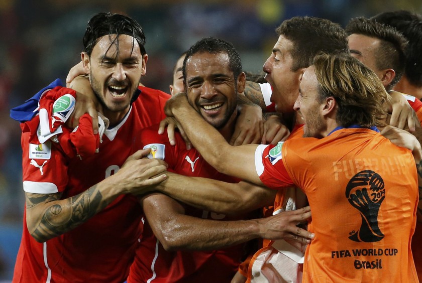 Chileu00e2u20acu2122s Jean Beausejour (second left) celebrates with his teammates after scoring against Australia during their World Cup Group B match at the Pantanal arena in Cuiaba June 13, 2014. u00e2u20acu201d Reuters pic