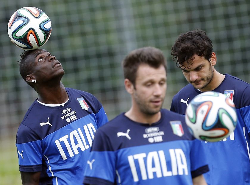 Italy's Mario Balotelli (L) controls the ball, in training with Antonio Cassano (C) and Marco Parolo at the Portobello training centre in Mangaratiba June 7, 2014, ahead of the 2014 World Cup Reuters