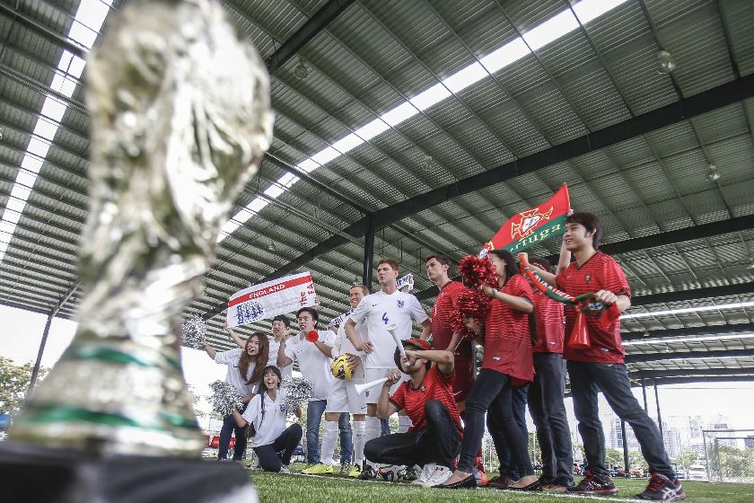 Thai fans pose with wax figures of Wayne Rooney and Steven Gerrard of England and Cristiano Ronaldo of Portugal at Madame Tussauds 2014 World Cup promotion in Bangkok June 13, 2014 Reuters