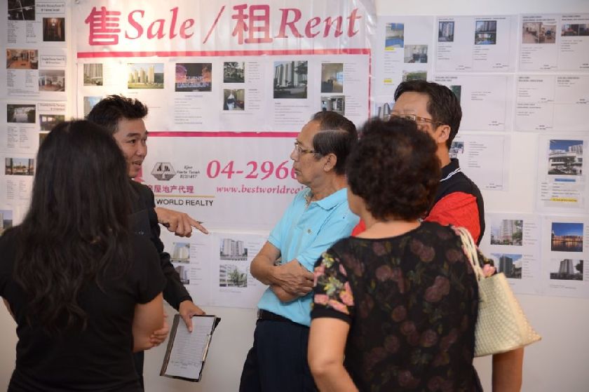 Visitors enquiring about second-hand houses for sale at the Maspex exhibition.