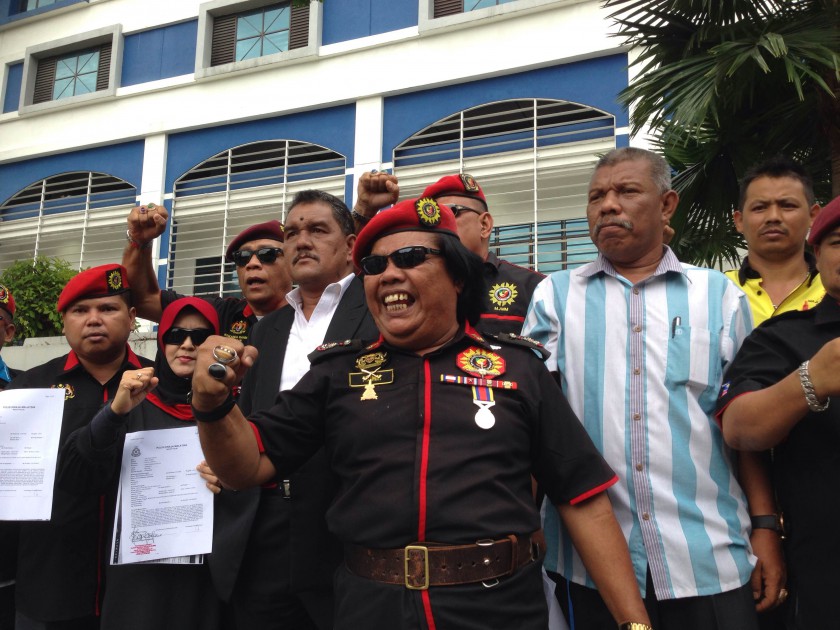 MJMM president Abdul Rani Kulup Abdullah (centre) posing for photographs outside the Dang Wangi police headquarters. u00e2u20acu201d Picture by Melissa Chi