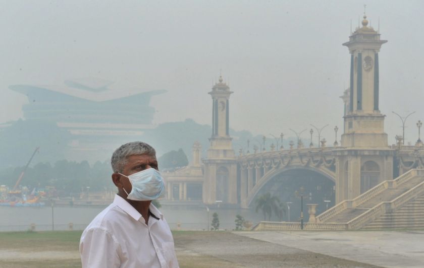 A man dons a mask to protect himself from the haze in Putrajaya, June 24, 2014. u00e2u20acu201d Picture by Saw Siow Feng