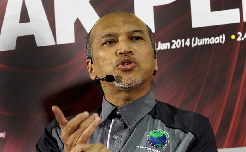 PPIM president Datuk Nadzim Johan told a forum on halal and consumers rights that Muslims must choose to buy products from fellow Muslims whenever they can. u00e2u20acu201d Picture by Yusof Mat Isa