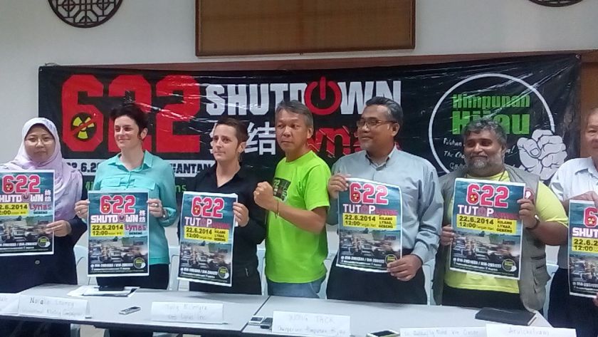 (From left ) PKR MP Fuziah Salleh, Australian anti-Lynas activists Natalie Lowrey and Tully McIntyre, Himpunan Hijau's Wong Tack (in green shirt), PAS's Zulkefly Mohd Omar and PSM's S. Arulchelvan. u00e2u20acu2022 Picture by Ida Lim