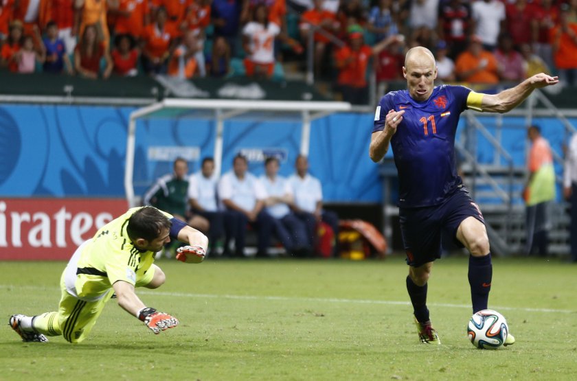 Arjen Robben of the Netherlands (right) scores a goal against Spain during their 2014 World Cup Group B match at the Fonte Nova arena in Salvador June 13, 2014. u00e2u20acu201d Reuters pic