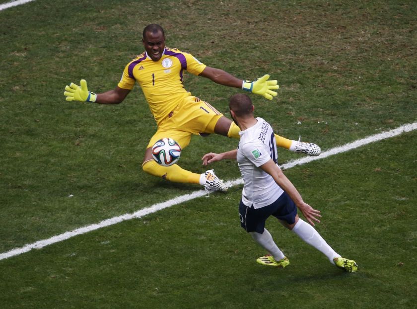 France's Karim Benzema (right) attempts to score against Nigeria's goalkeeper Vincent Enyeama during their 2014 World Cup round of 16 game at the Brasilia national stadium in Brasilia June 30, 2014. u00e2u20acu2022 Reuters pic