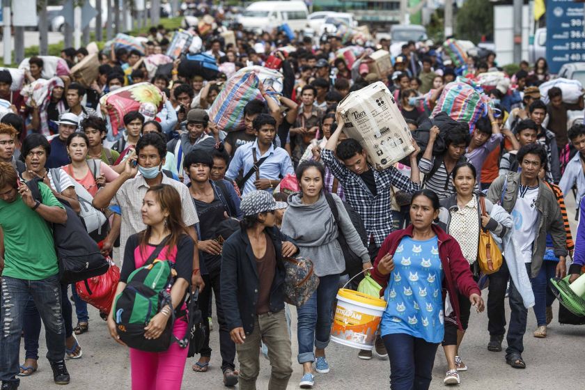 Cambodian migrant workers carry their belongings as they walk to cross the border at Aranyaprathet in Sa Kaew June 15, 2014. u00e2u20acu2022 Reuters pic