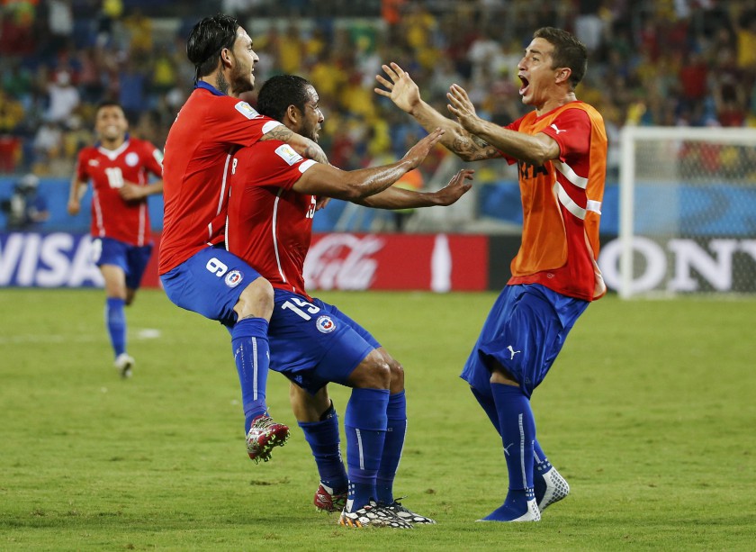 Chileu00e2u20acu2122s Jean Beausejour (center) celebrates his goal against Australia with his teammates during their World Cup Group B match at the Pantanal arena in Cuiaba June 13, 2014. u00e2u20acu201d Reuters pic