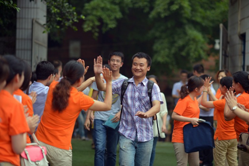 Picture taken on June 8, 2014 shows teachers greeting high school students after the 2014 college entrance exam of China, or the u00e2u20acu02dcgaokaou00e2u20acu2122, in a school in Chongqing. u00e2u20acu201d AFP pic