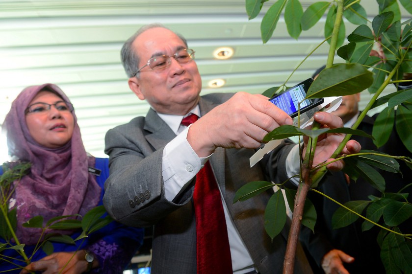 File picture shows Plantation Industries and Commodities Minister Datuk Amar Douglas Uggah Embas (right). u00e2u20acu201d Bernama pic