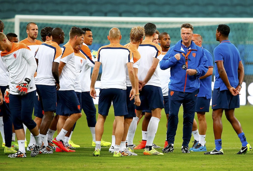 Netherlands' national team coach Louis Van Gaal (second from right) talks to his players during a practice session at the Arena Fonte Nova stadium in Salvador, June 12, 2014. u00e2u20acu201du00c2u00a0Reuters pic