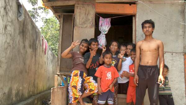 Ebelyn’s children are among the hundreds of thousands of stateless migrants living in makeshift dwellings in the slums of Lahad Datu on the eastern coast of Sabah.