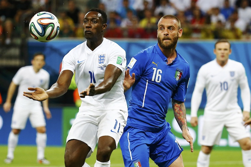 England's Danny Welbeck (left) fights for the ball with Itlay's Daniele De Rossi during their 2014 World Cup Group D  match at the Amazonia arena in Manaus June 15, 2014.u00c2u00a0u00e2u20acu201d Reuters pic