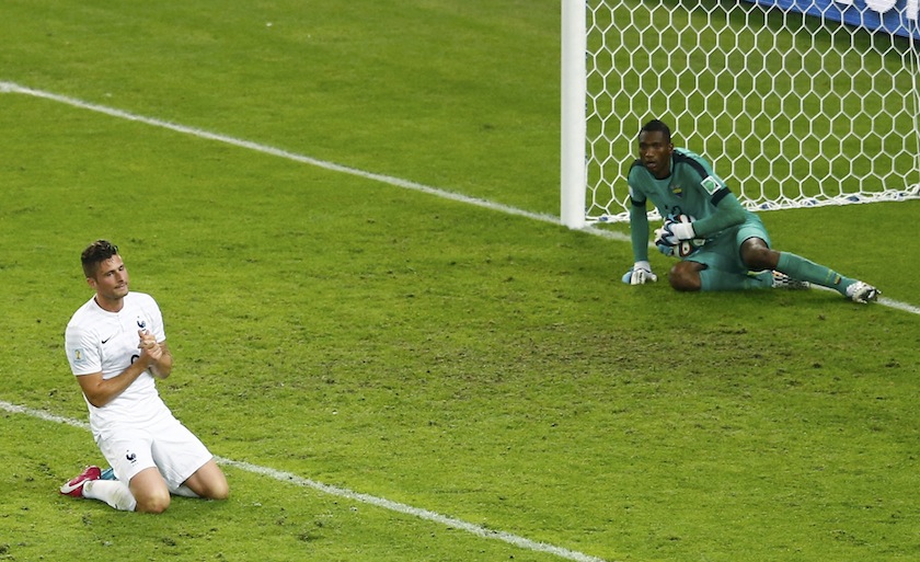 France's Olivier Giroud (left) reacts after failing to score against Ecuador's goalkeeper Alexander Dominguez during their 2014 World Cup Group E match at the Maracana stadium in Rio de Janeiro June 26, 2014.u00c2u00a0u00e2u20acu201d Reuters pic