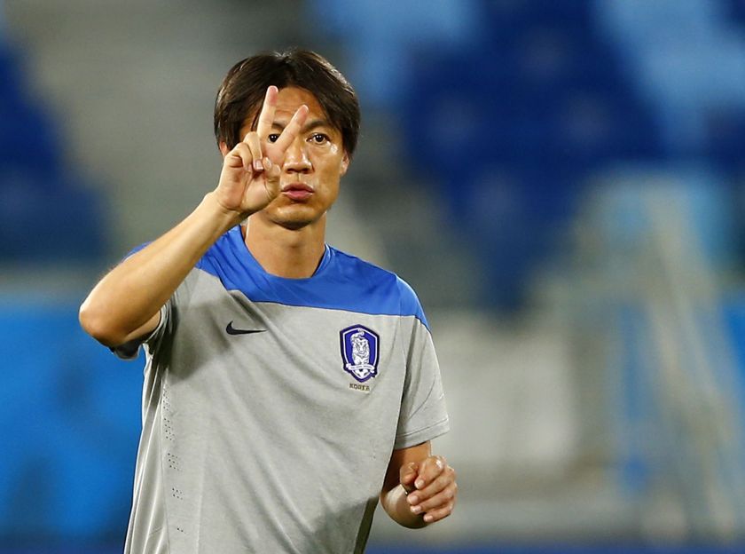 South Korea's national team coach Hong Myung-bo talks to the players during a training session in the Pantanal arena in Cuiaba, June 16, 2014. u00e2u20acu2022 Reuters pic  