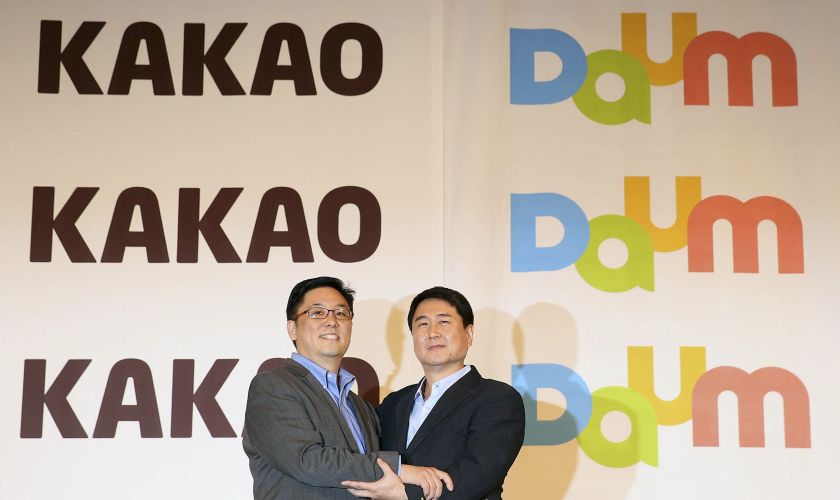 Daum Communications Corp. CEO Choi Sae-hoon (L) shakes hand with Kakao Corp. CEO Sirgoo Lee after their news conference in Seoul May 26, 2014. u00e2u20acu2022 Reuters pic