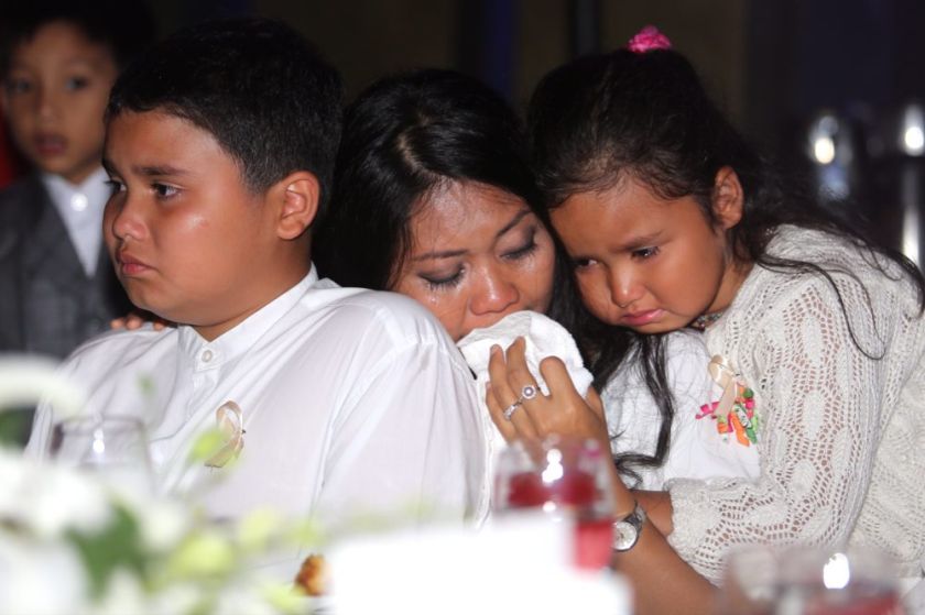 Family members of Flight MH370 crew cry while listening to a poem at a fund-raising dinner organised by NUFAM at Hotel Empire Subang, June 7, 2014. u00e2u20acu201d Picture by Choo Choy May