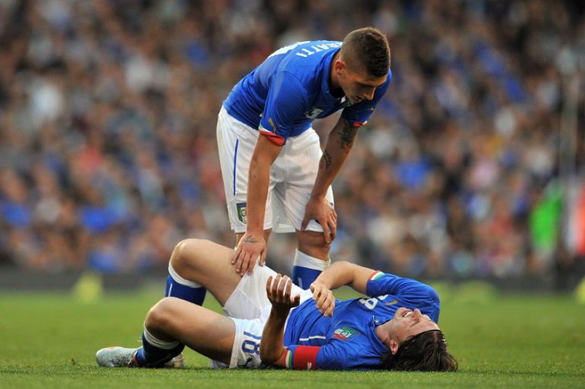 Italyu00e2u20acu2122s midfielder Riccardo Montolivo (floor) lies injured during the international friendly match between Italy and the Republic of Ireland at Craven Cottage in London on May 31, 2014. u00e2u20acu201d AFP pic