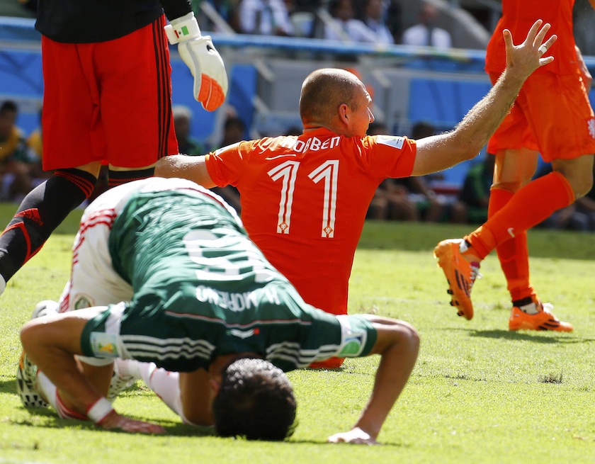 Arjen Robben of the Netherlands gestures to referee after being challenged by Mexico's Hector Moreno (left) and Rafael Marquez during their 2014 World Cup round of 16 game at the Castelao arena in Fortaleza June 30, 2014.u00c2u00a0u00e2u20acu201d Reuters pic