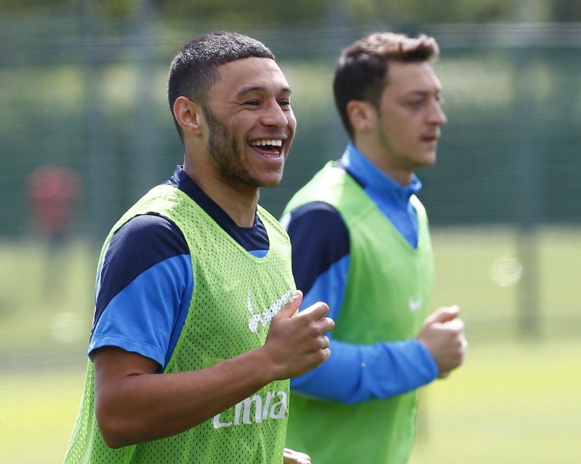 Englandu00e2u20acu2122s Alex Oxlade-Chamberlain (left) has injured his knee ligaments in the friendly game against Ecuador on Wednesday. u00e2u20acu2022 Reuters pic