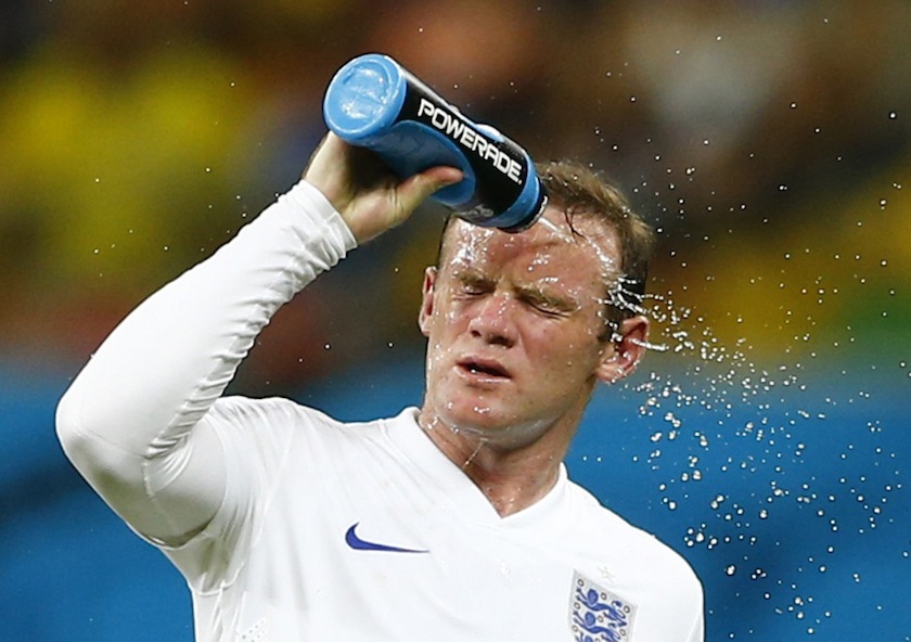 England's Wayne Rooney splashes water on himself during their 2014 World Cup Group D match agaionst Italy at the Amazonia arena in Manaus June 15, 2014.u00c2u00a0u00e2u20acu201d Reuters pic