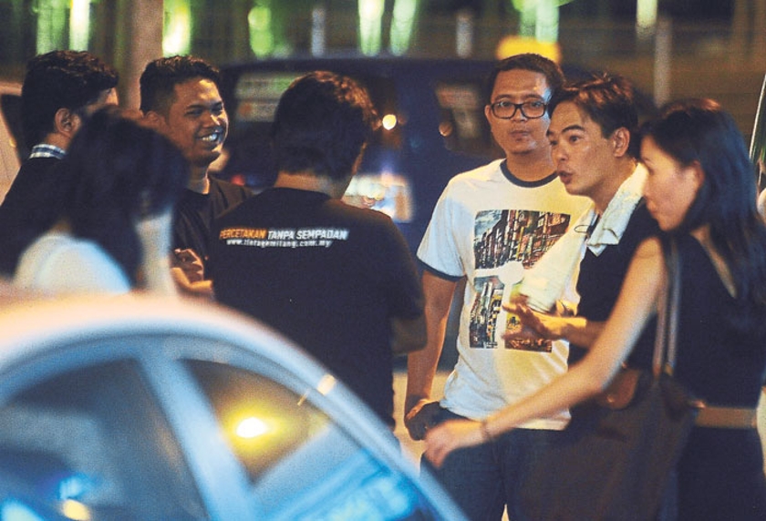 Cheah (second from right) talks to volunteers who helped him distribute food to the homeless and needy in Jalan Imbi on Monday night. u00e2u20acu201d Picture by Zuraneeza Zulkifli