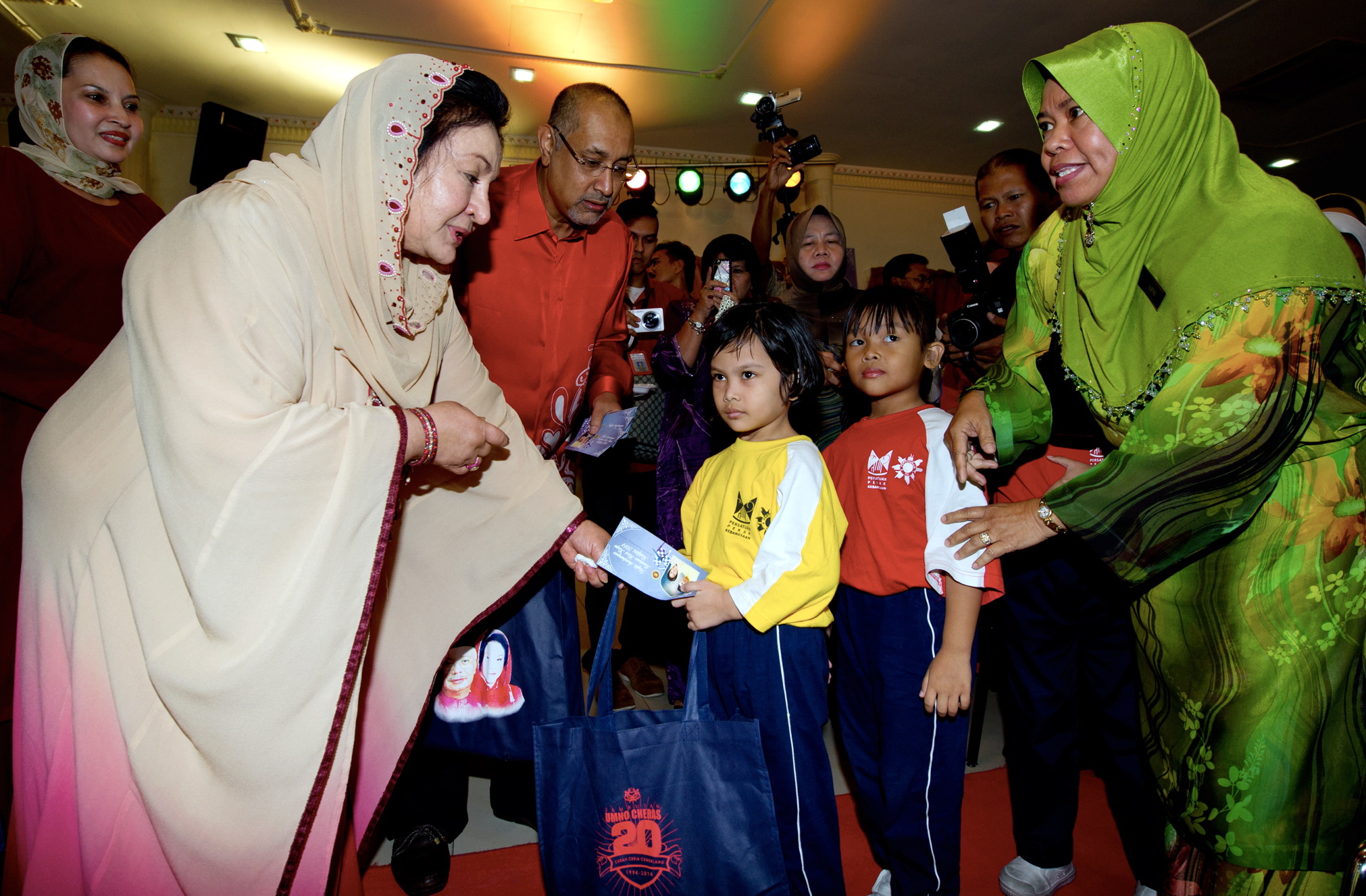 Datin Seri Rosmah Mansor (second from the left), wife of the prime minister, presents cash aid to the less fortunate during a charity event organised by the Cheras Education Foundation in Kuala Lumpur, July 10, 2014. u00e2u20acu201d Bernama pic
