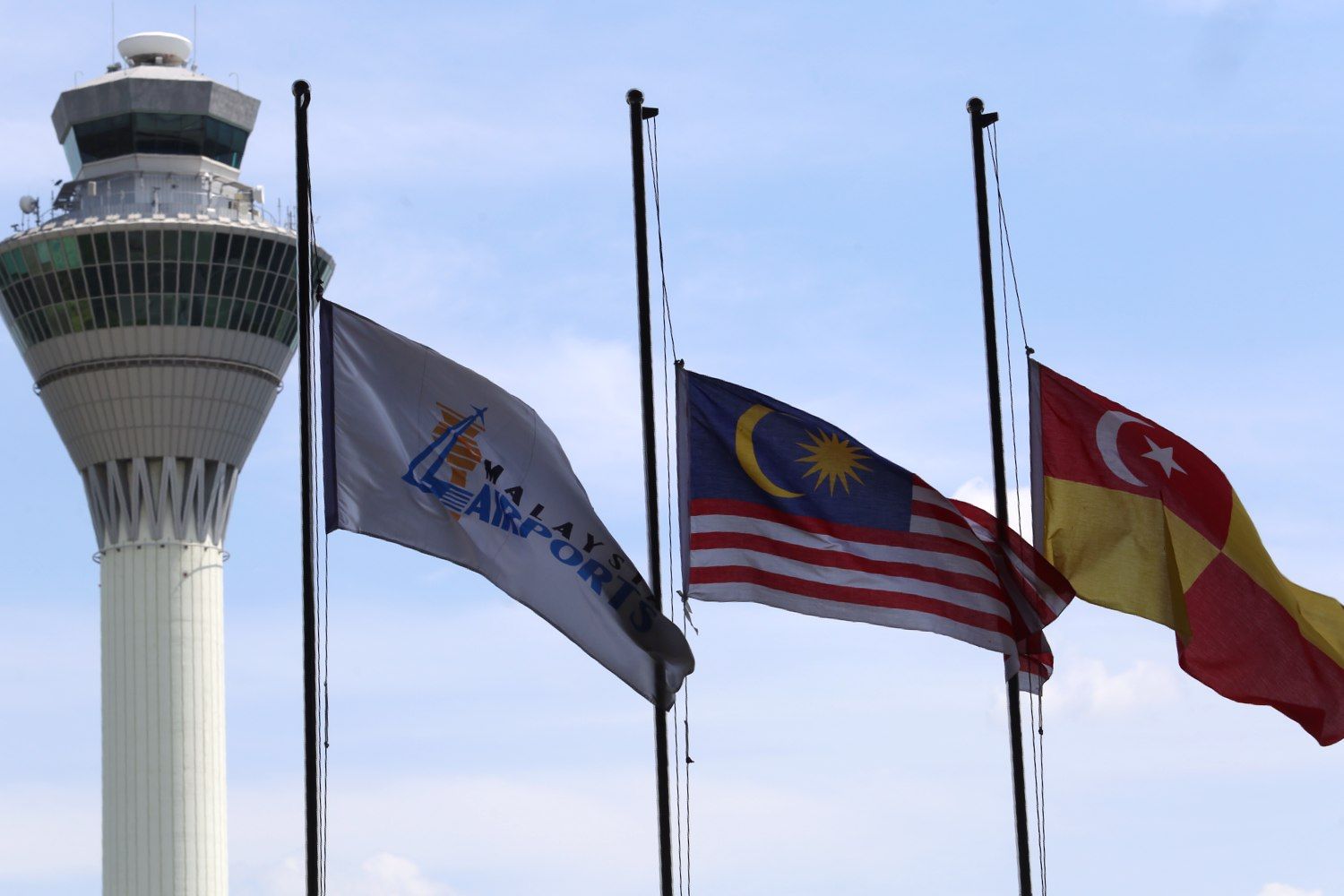 nThe government has decided that the national flag be flown at half-mast throughout the country beginning tonight until Monday (July 21) following the tragedy that befell the Malaysia Airlines (MAS) flight MH17 that was believed to have been shot down in 