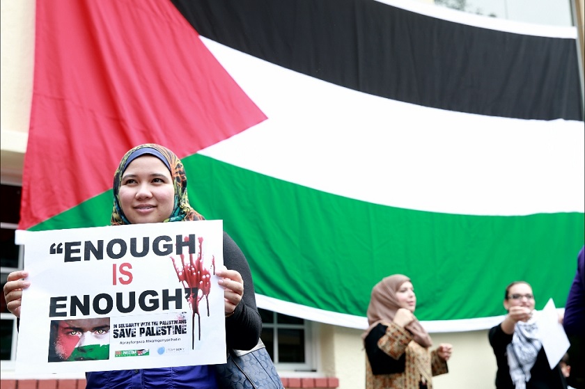 Palestinians living in Malaysia show their support at the Embassy of the State of Palestine, July 17, 2014. Picture by Saw Siow Feng
