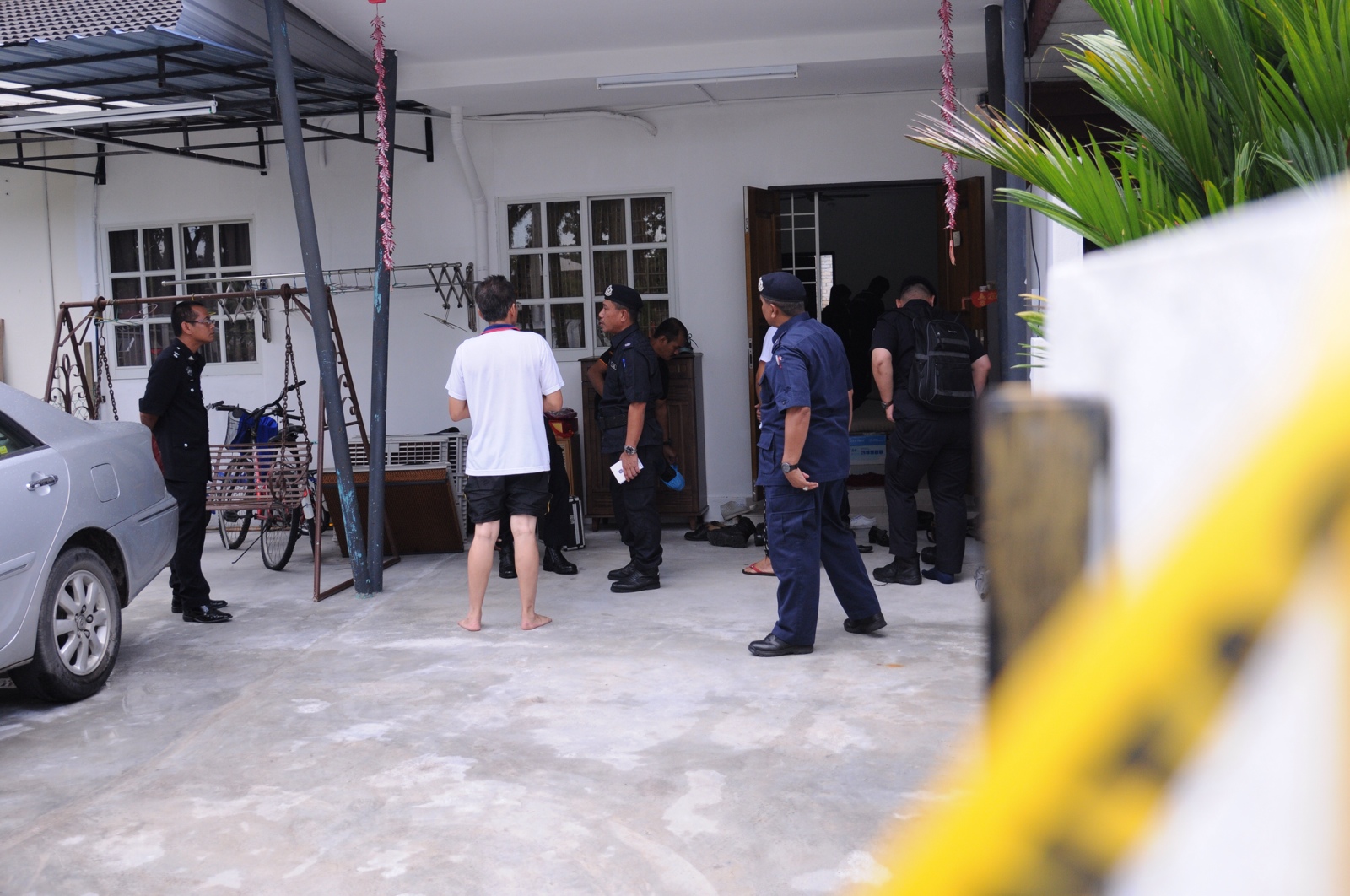 Police talking to the victim, Ooi, at his house in Taman Hutchings, Penang on July 3, 2014. u00e2u20acu201d Picture by K.E.Ooi