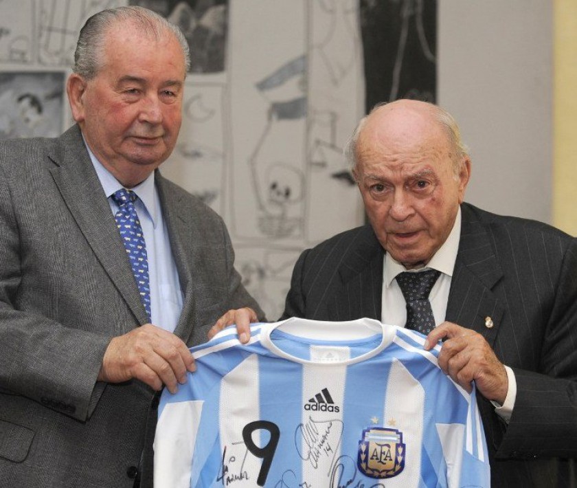 File picture shows Argentinian Football Federationu00e2u20acu2122s president Julio Grondona (left) offering a number 9 jersey of the Argentinian national team to Argentinian football legend Alfredo di Stefano. u00e2u20acu201d AFP pic