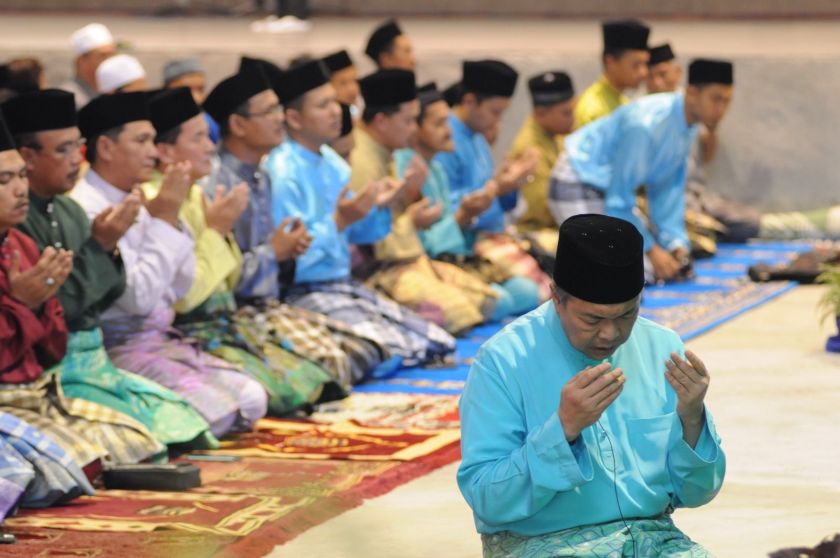 Home Minister Datuk Seri Zahid Hamidi leading the prayer session at the u00e2u20acu02dcbuka puasau00e2u20acu2122 at the Penang police headquarters, July 4, 2014. u00e2u20acu2022 Picture by K.E. Ooi