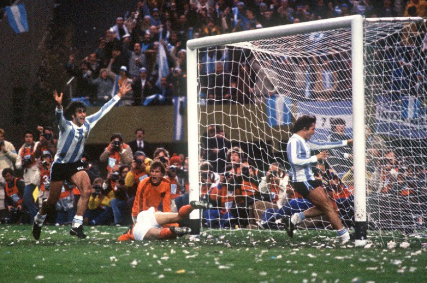 Picture taken June 25, 1978 shows Argentinian midfielder Mario Kempes (left) celebrating after scoring his second goal in Buenos Aires during extra time in the World Cup final between Argentina and the Netherlands. u00e2u20acu201d AFP pic