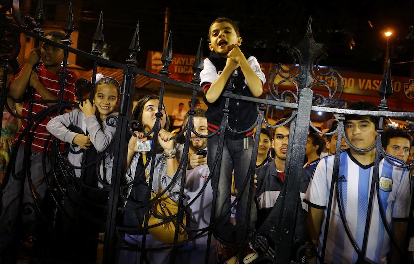 Supporters sneak a peek of the training session by Argentina's national team at the Vasco da Gama stadium in Rio de Janeiro July 13, 2014, ahead of their 2014 World Cup Final  match against Germany on July 14.u00c2u00a0u00e2u20acu201d Reuters pic