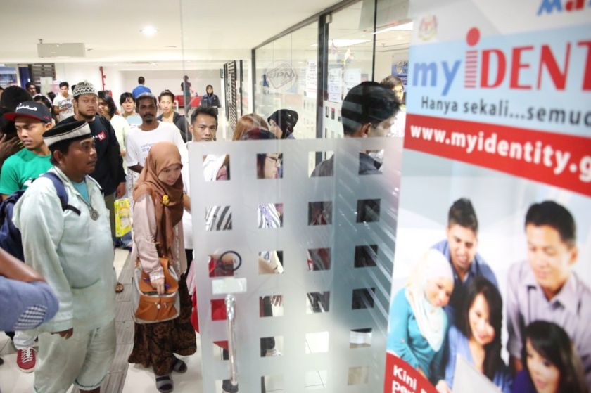 The homeless join the queue at the NRD to submit their MyKad application forms, July 20, 2014. — Picture by Choo Choy May