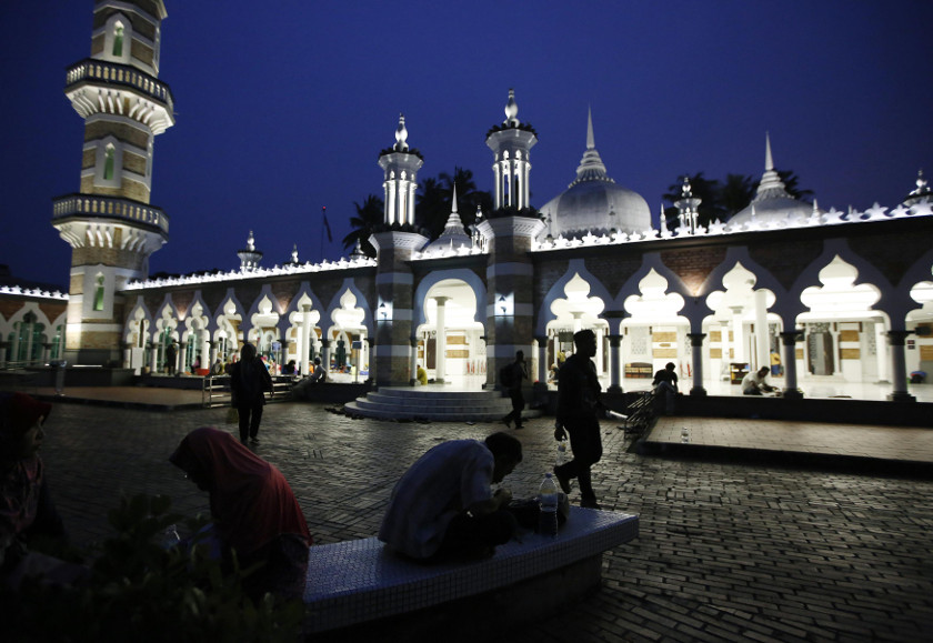 Muslims break their fast on the last day of Ramadan, at Masjid Jamek (Jamek Mosque) in Kuala Lumpur July 27, 2014. u00e2u20acu201d Reuters pic