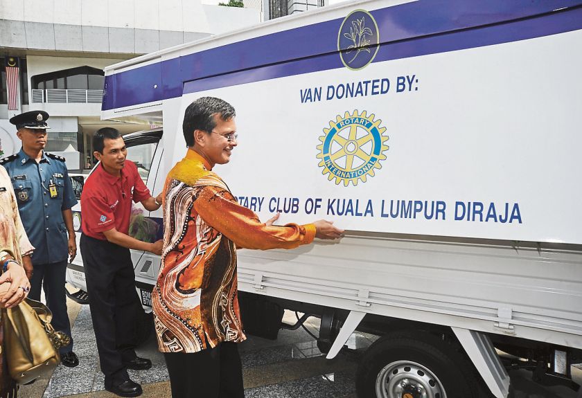 Raja Nong Chik launches the Pertiwi Soup Kitchen van at City Hall’s headquarters in Jalan Raja Laut in 2010. — file picture