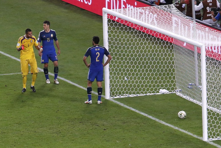 Argentina's goalkeeper Sergio Romero (left) reacts after a goal of Germany's Mario Goetze  during their 2014 World Cup final at the Maracana stadium in Rio de Janeiro July 14, 2014.u00c2u00a0u00e2u20acu201du00c2u00a0Reuters pic