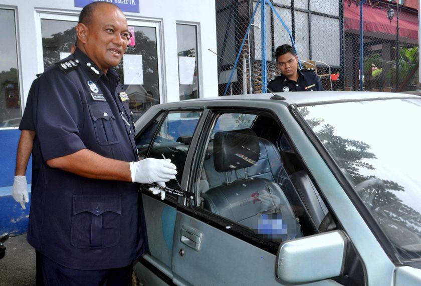 Melaka Tengah police chief ACP Salehhudin Abdul Rahman showing the technique used by Geng Pembaris to steal cars during a press conference in Melaka, June 10, 2014. u00e2u20acu201d Bernama pic