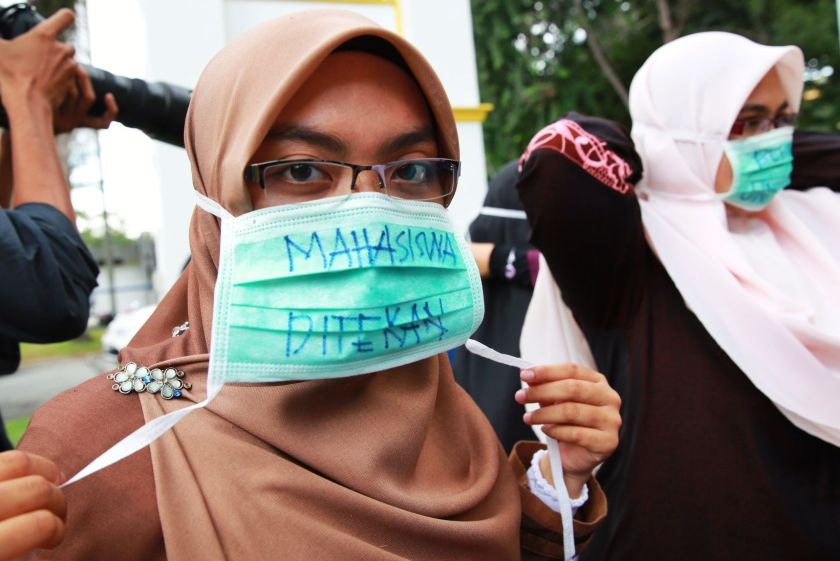 University Malaya students protesting against the recent sacking of Professor Datuk Dr Mohammad Redzuan Othman, July 4, 2014. u00e2u20acu201d Picture by Saw Siow Feng