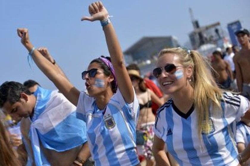 Argentinau00e2u20acu2122s fans react as they watch the round of 16 football match between Argentina and Switzerland at the fan fest in Rio De Janeirou00e2u20acu2122s Copacabana beach during the 2014 FIFA World Cup on July 1, 2014. u00e2u20acu2022 Afp-Relaxnews pic