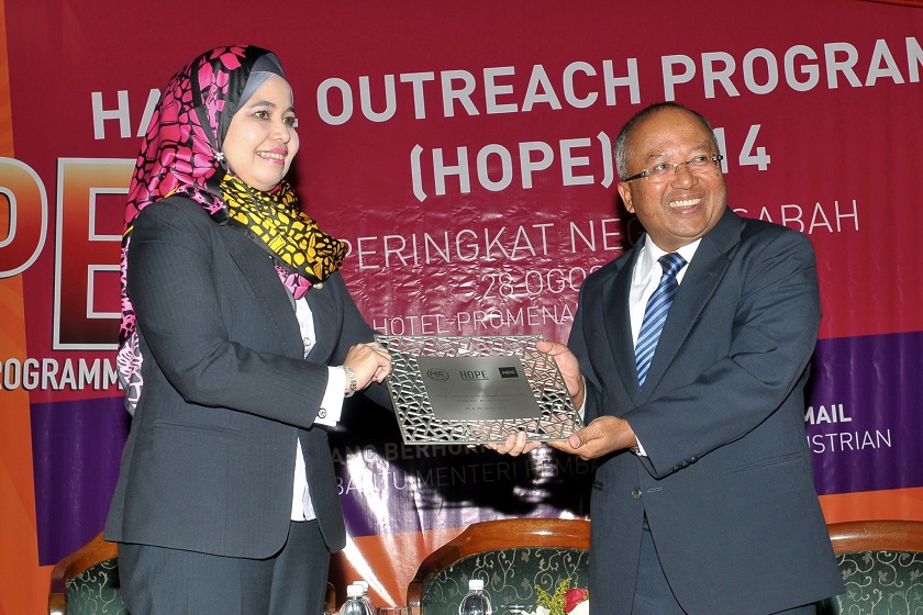Datuk Hashim Paijan (right) receives a souvenir from Halal Outreach Programme (HOPE) Assistant Chief Executive, Hasni Zarina Mohamad Khan. u00e2u20acu201d Bernama pic