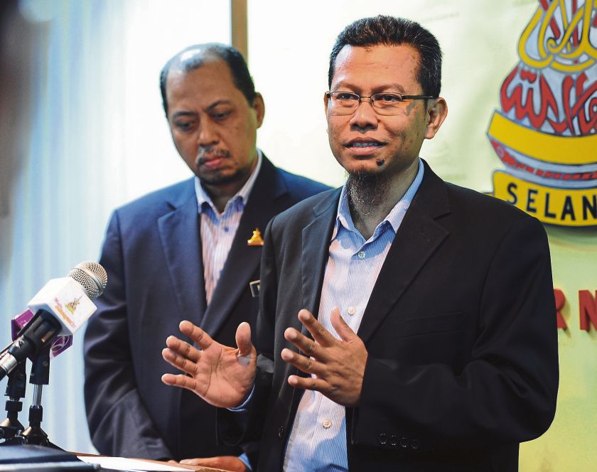Ahmad Yunus (right) assures consumers that water reserves can last another five months and that alternative water sources are also safe for consumption. With him is LUAS director Mohd Khairi Selamat. u00e2u20acu201d Picture by Ahmad Zamzahuri