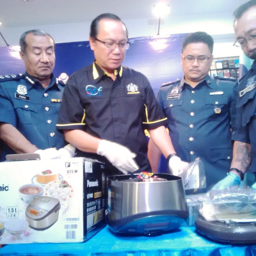 Sabah Customs department director Datuk Janathan Kandok showing the rice cooker hiding some 1.4kg of syabu that was seized from a Chinese woman. u00e2u20acu2022 Picture by Julia Chan