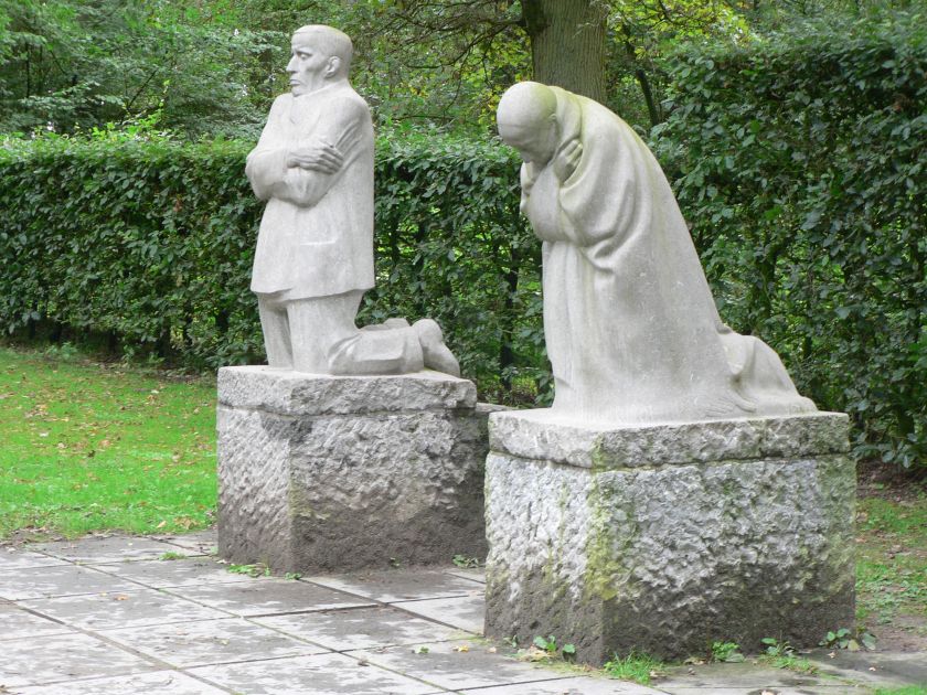 Ku00c3u00a4the Kollwitz's Grieving Parents (1932), the war memorial dedicated to her son who was killed in WWI. 