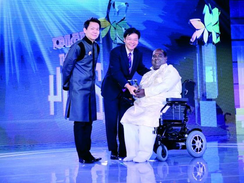 Celebrating one manu00e2u20acu2122s work: MediaCorp CEO Shaun Seow (left) and Minister for Culture, Community and Youth Lawrence Wong (centre) conferring the Lifetime Achievement Award to Manimaran Thorasamy at last weeku00e2u20acu2122s Pradhana Vizha 2014. u00e2u20acu2022 Today pic