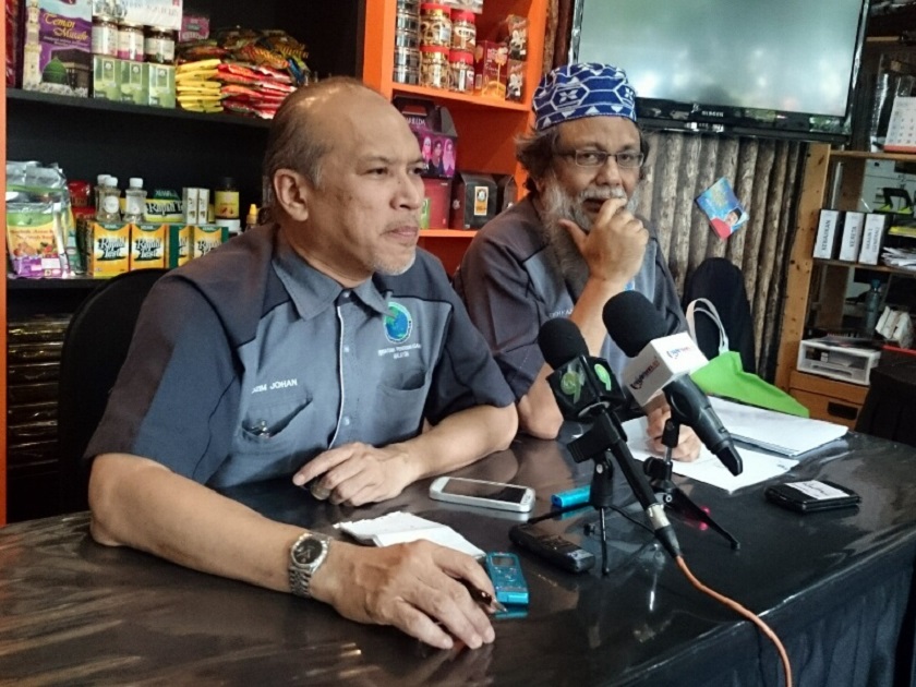 Malaysian Muslim Consumersu00e2u20acu2122 Association president Datuk Nadzim Johan (left) and activist Sheikh Abd Kareem at a press conference in Kuala lumpur, August 29, 2014. u00e2u20acu201d Picture by Zurairi AR