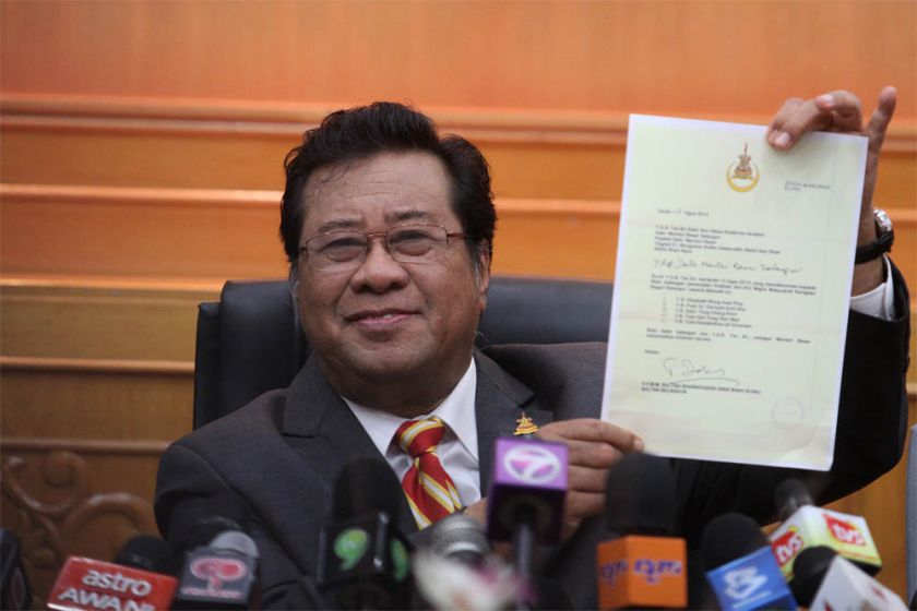 Selangor Mentri Besar, Tan Sri Khalid Ibrahim shows the consent letter he has received from the Sultan to the media at the Bangunan SSAAS in Shah Alam, August 13, 2014. u00e2u20acu201d Picture by Yusof Mat Isa