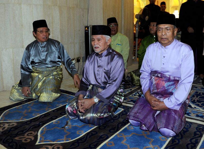 Governor of Sarawak Tun Abdul Taib Mahmud (left) attends prayers with Chief Minister of Sarawak Tan Sri Adenan Satem (right) at Masjid Jamek Negeri Sarawak in Kuching, 28 July, 2014. u00e2u20acu201d Bernama pic